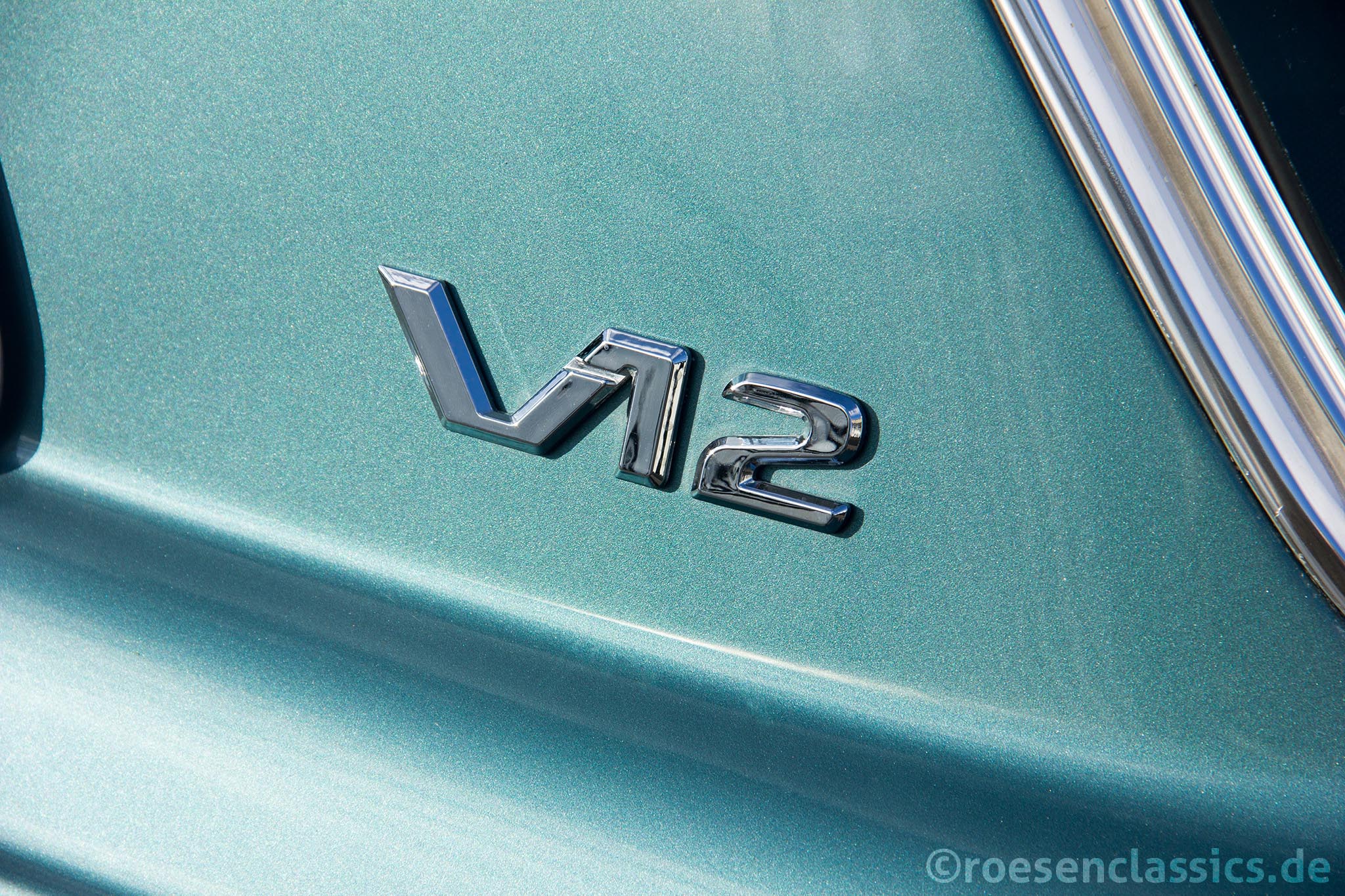 Insigne des W116 Tunings - Das V12 Emblem auf der C-Säule